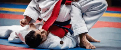 La Ceinture Rouge en Judo : Symbole d’Excellence et d’Identité en Combat